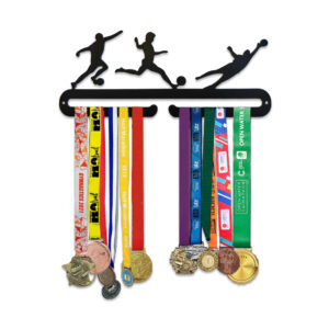 Poikien jalkapallo-aiheinen teräksinen mitalihenkari, jossa kolme pelaajahahmoa.