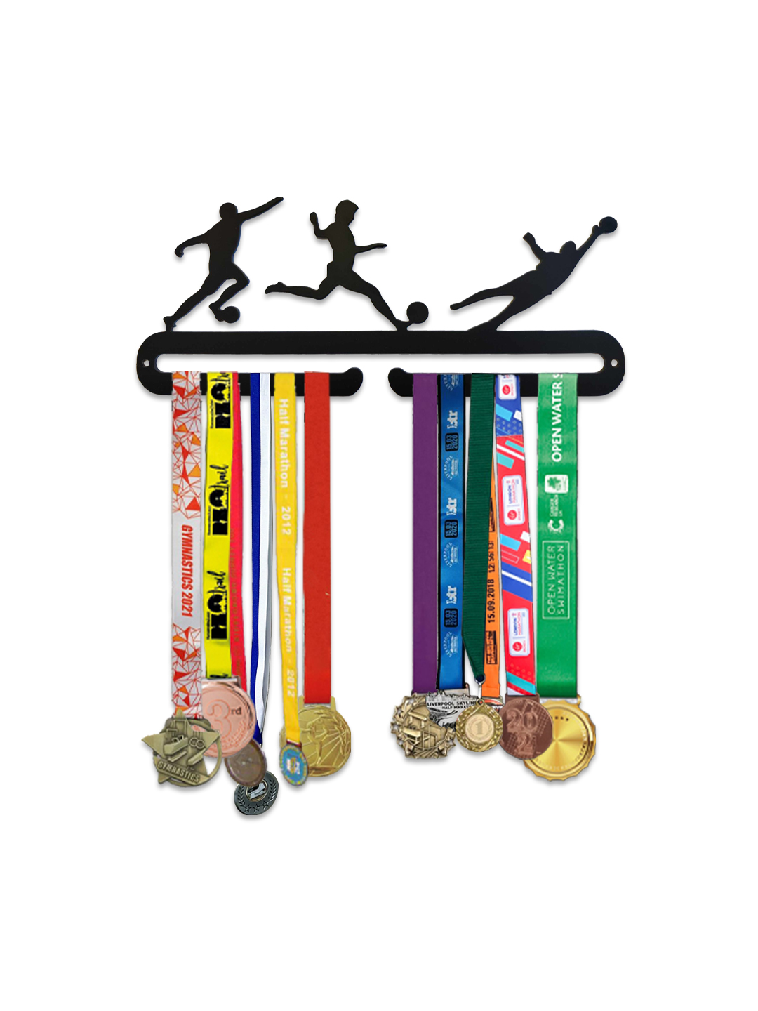 Poikien jalkapallo-aiheinen teräksinen mitalihenkari, jossa kolme pelaajahahmoa.