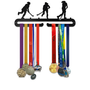 Tyttöjen salibandy-aiheinen teräksinen mitalihenkari, jossa kolme pelaajahahmoa ja poninhännät.