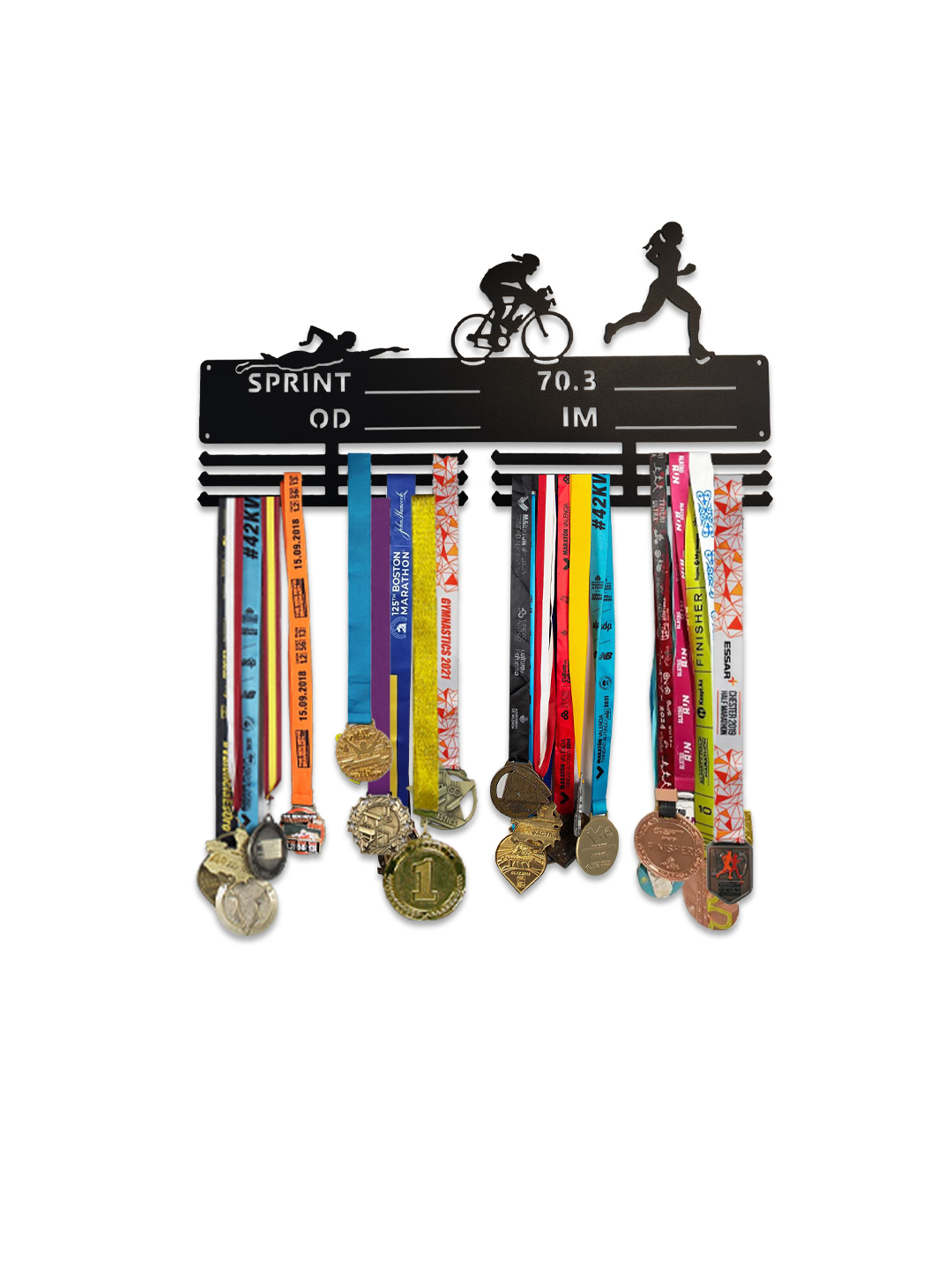 Triathlon-aiheinen jättikokoinen mitalihenkari, jossa naishahmo ui, pyöräilee ja juoksee.