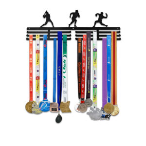 Pesäpallo-aiheinen jättimitalihenkari, 40 cm, kolme pesäpalloilijaa.